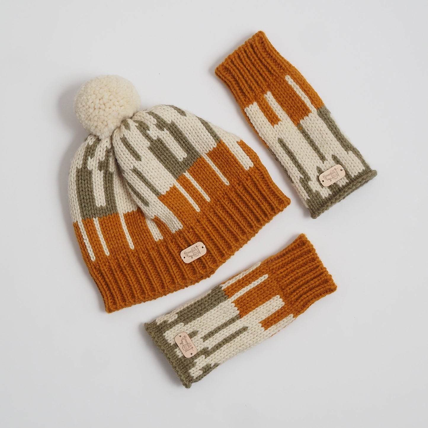 WRIST WARMERS IN SPICED PUMPKIN