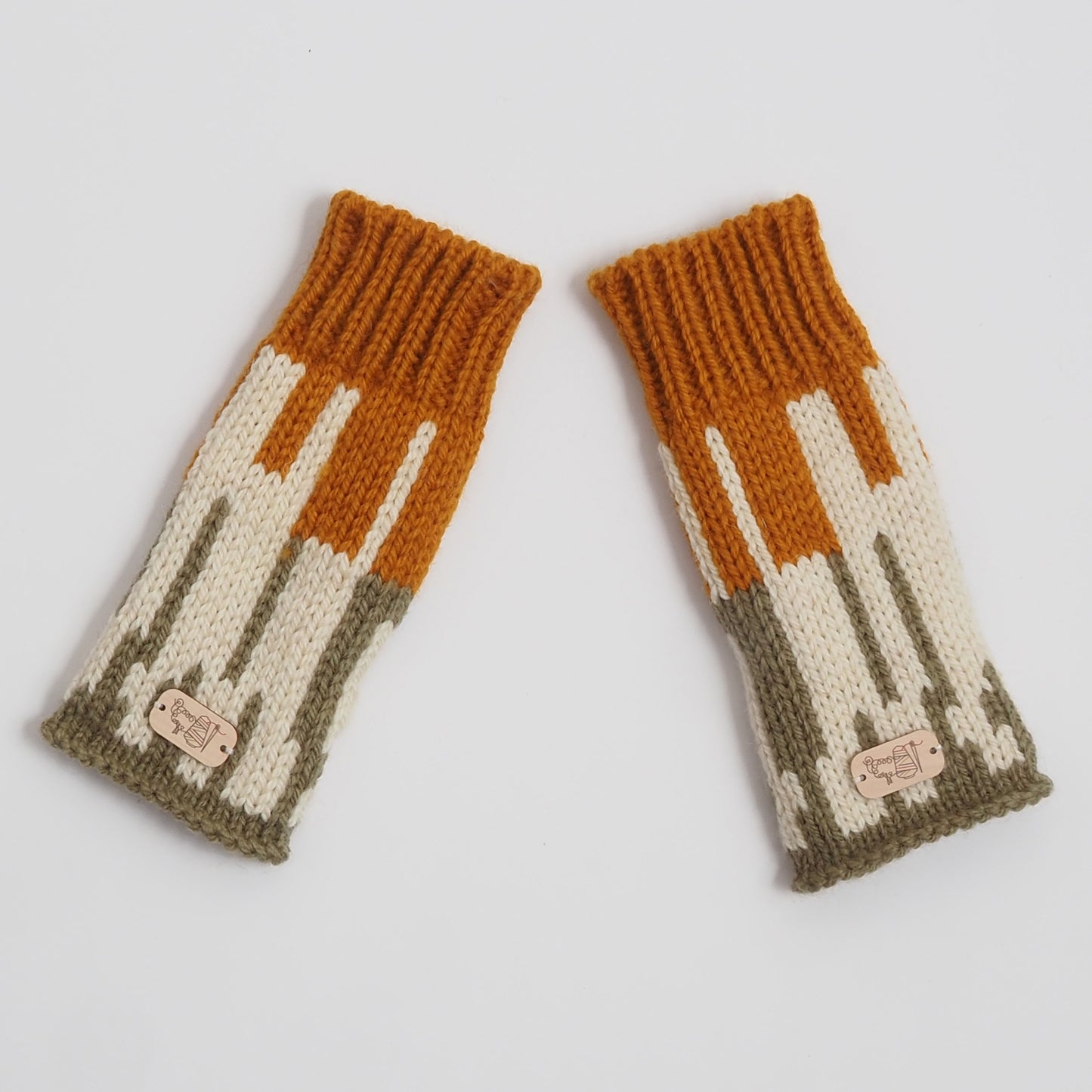 WRIST WARMERS IN SPICED PUMPKIN